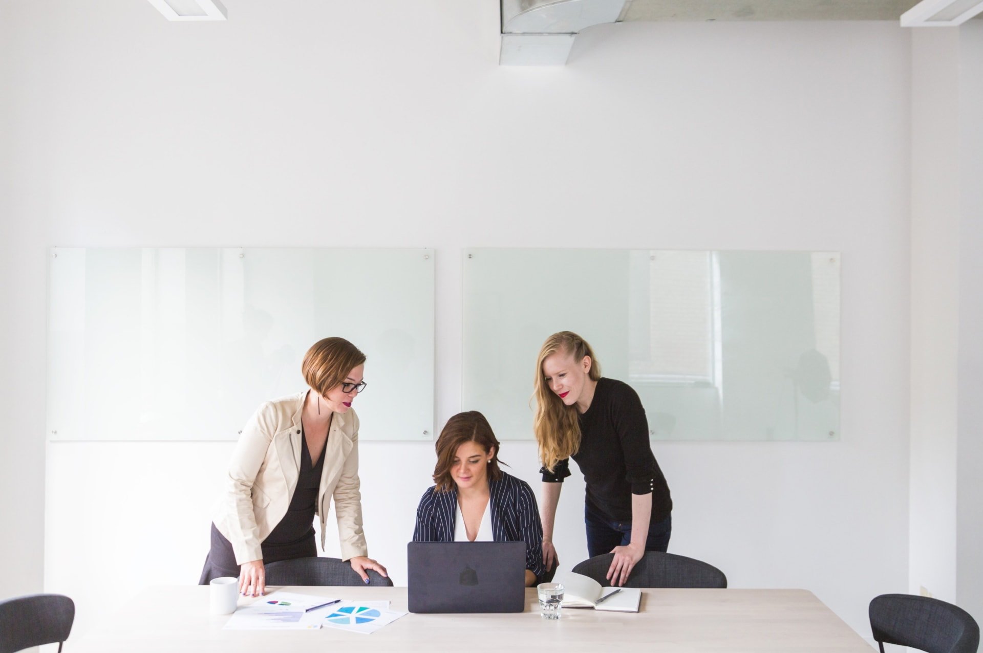 Startseite 1 three women in office 1 1 1
